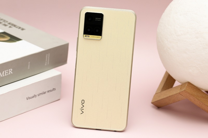 Vivo Y33s được trang bị vẻ ngo&agrave;i b&oacute;ng bẩy